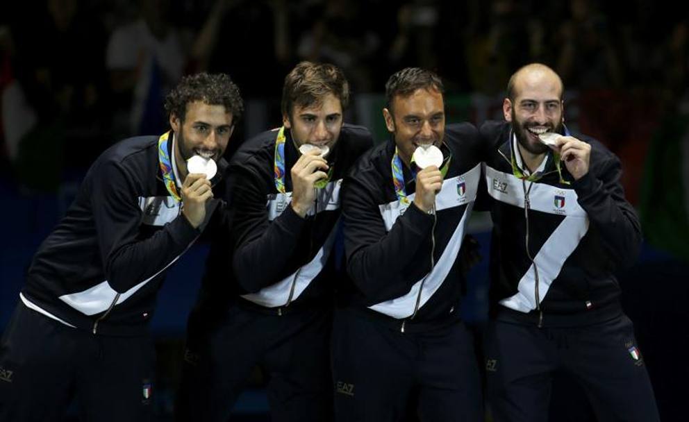 Marco Fichera, Enrico Garozzo, Paolo Pizzo e Andrea Santarelli sul podio con un argento bellissimo. Reuters